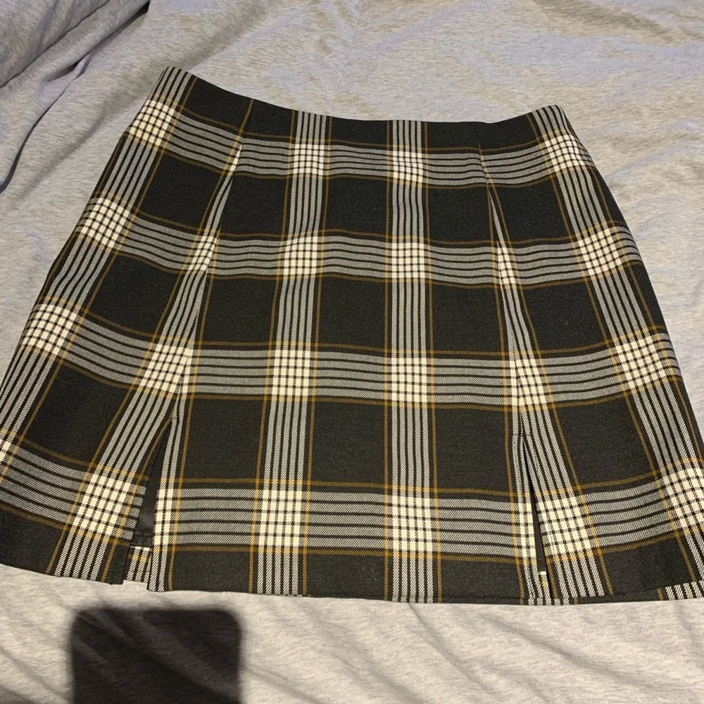 Skirt from Aritzia, size 6 with slits - Picture 1 of 3